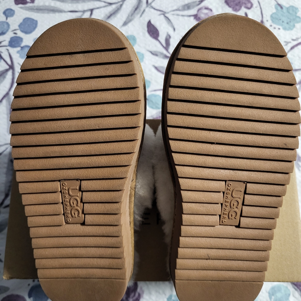UGG Australia OZSHEPHERD Double Face Sheepskin Girls Slippers (Disquette) - Picture 6 of 11